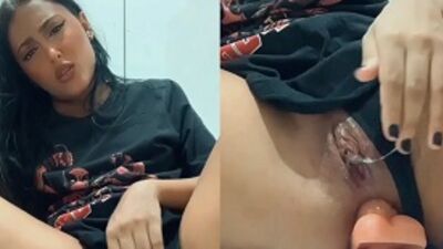 Alien Ali Privacy pelada masturbando o cu com pau de borracha