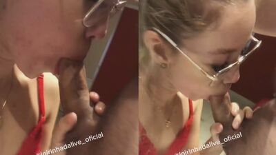 Onlyfans da Loirinhadalive chupando o pau do gordinho sortudo
