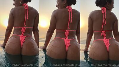 Natalia Garibotto mostrando o rabo para o vizinho na piscina