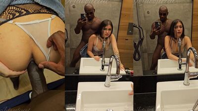 Issa Rodrigues dando a xota para Jefão de pezinho no banheiro