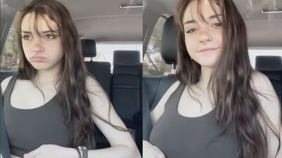 Lil Mochi Doll novinha safada exibindo os peitos no carro