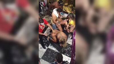 Casadas fazendo uma troca de casal bem gostosa