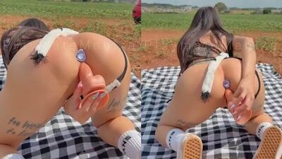 Playmatemahiza de quatro com plug no cuzinho gostoso