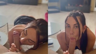Magrinha Juicy Alison pagando boquete com bumbum empinado