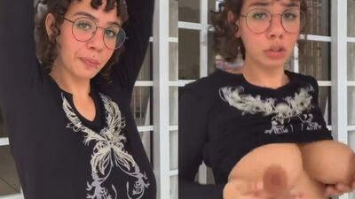 Novinha Emo caiu na net balançando os peitões naturais bicudos