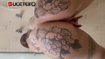 Ruiva Braba tatuada gostosa se masturbando nua deliciosa
