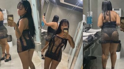 Pih Paulistinha morena gostosa se exibindo no banheiro com a amiga