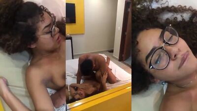 Novinha gozando na pica em trepada violenta sem camisinha