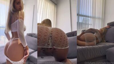 Sabrina Cortez peladinha de quatro masturbando a xoxota inchada e molhada