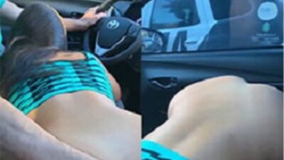 Novinha baixinha rabuda pelada mamando a rola no carro e ficando com a bucetinha molhada