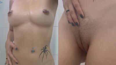 Janys nua exibindo a buceta depilada e molhadinha no banho