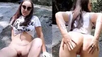 Eva Moderninha masturbando a vagina raspadinha com tesão e prazer
