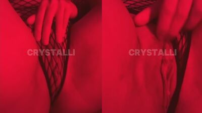 Crystalli caiu na net pelada e gostosa passando a mão na xoxota em putaria