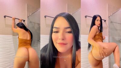 Colombiana caiu na net rebolando pelada no banheiro