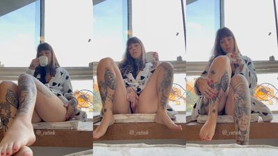 Gostosa tatuada fica peladinha toda meladinha sacana