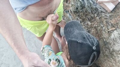 Novinhas net loirinha pagando boquete na praia em publico