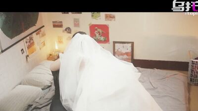 Asiática xxx video porno dando a buceta para conseguir o vestido de noiva