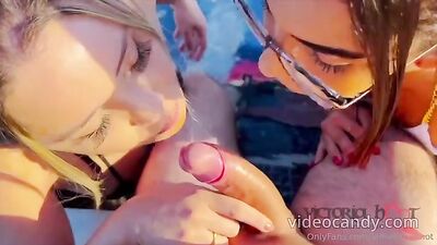 Novinhas metendo gostoso em um sexo à três delicioso na piscina