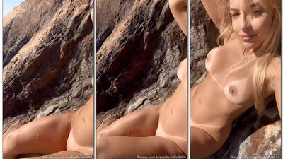 Natalia r loirinha perfeitinha fica peladinha na praia de nudismo bem safada