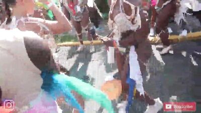 Flagra carnaval 2026 negras rebolando sem calcinha no bloquinho