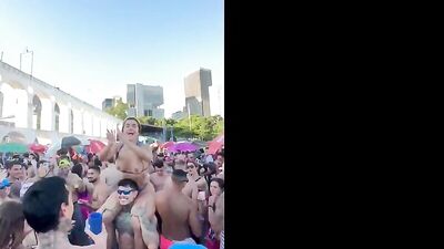Larissa Sumpani carnaval 2026 mostrando os peitos no bloquinho