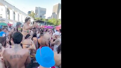 Larissa Sumpani carnaval 2026 mostrando os peitos no bloquinho