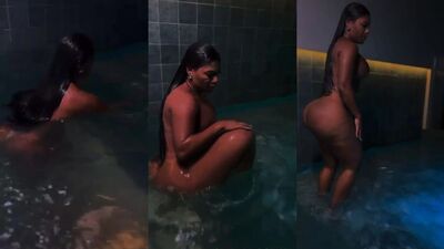 Etiane Felix flagrada tomando banho de piscina peladinha