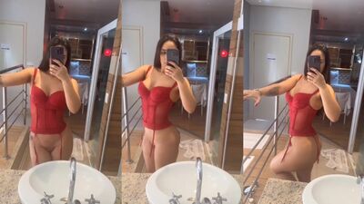 Mariana Casaroto caiu na net sem calcinha na frente do espelho