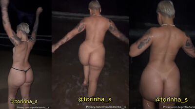 Flagra amador Torinha tomando banho de mar peladinha