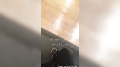 Alice Maciel caiu na net com plug anal no banheiro da academia