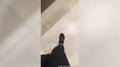 Alice Maciel caiu na net com plug anal no banheiro da academia