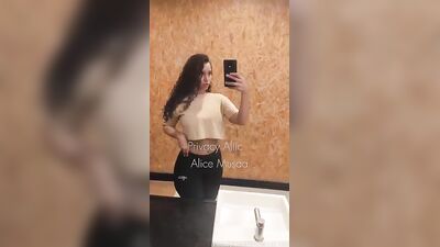 Alice Maciel caiu na net com plug anal no banheiro da academia