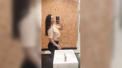 Alice Maciel caiu na net com plug anal no banheiro da academia