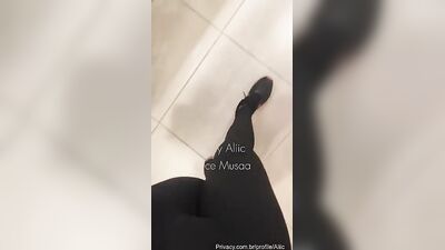Alice Maciel caiu na net com plug anal no banheiro da academia
