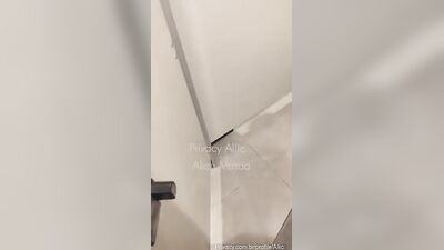 Alice Maciel caiu na net com plug anal no banheiro da academia