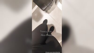 Alice Maciel caiu na net com plug anal no banheiro da academia