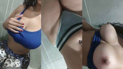 Flagra real Alice Maciel se masturbando plugada dentro do banheiro