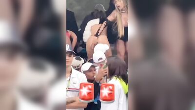 Mc Pipokinha se exibindo no show com calcinha enfiada no cu