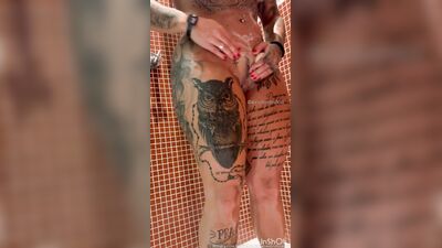 Comendo a gostosa tatuada e fodendo a bucetinha no banheiro