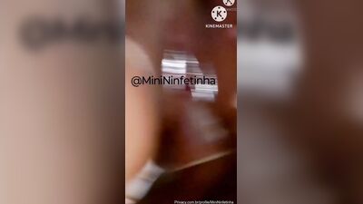 MiniNinfetinha da xoxota greluda e pelada fodendo de ladinho com dotado