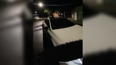 Sarah Rother nua exibindo os melões no teto solar do carro