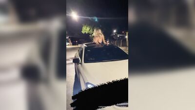 Sarah Rother nua exibindo os melões no teto solar do carro