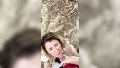 Porra no rostinho da prima vagabunda de olhos azuis que adora pau