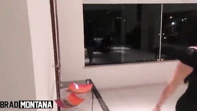 Negão dotado comendo a vagina molhada da puta no porno gostoso