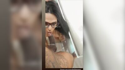 Bianca Bleesant pagando boquete para negro de pau grande