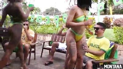 Brasileiras nuas transando loucamente em sexo grupal