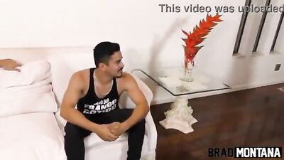 Dotados comendo a bucetinha da morena baixinha em sexo a três