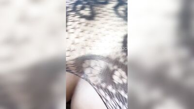 Rabuda libera a bucetinha gostosa em vídeo de sexo
