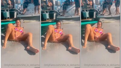 Jessica Del Sarto nua exibindo a buceta em publico na praia