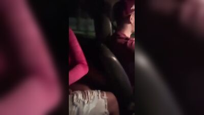 Edna Samara pagando boquete guloso dentro do carro